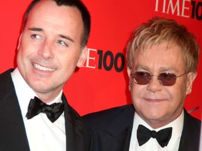 Elton John schaffte es in der Kategorie "Künstler" auf Platz 17 der einflussreichsten Menschen. Gefeiert wurde natürlich gemeinsam mit seinem Lebenspartner David Furnish