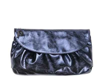 Metallic-Clutch in Nachtblau von Picard, ca. 120 Euro