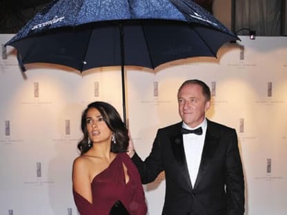 François-Henri Pinault hält den Schirm für seine Liebste Salma Hayek