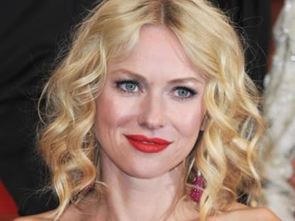 Naomi Watts setzt auf knallrote Lippen und überzeugt!