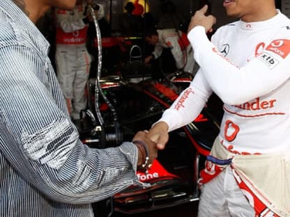 Pharrell Williams trifft in der Boxengasse auf Ex-Weltmeister Lewis Hamilton