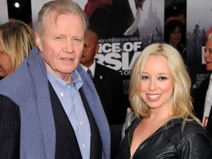 Jon Voight mit Schauspielerin Skyler Shaye