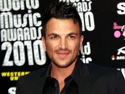 Peter Andre lächelt in die Kameras