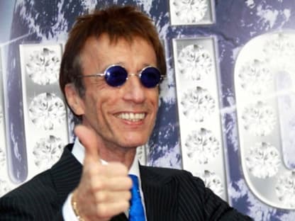 Daumen hoch: Robin Gibb scherzt mit den Fotografen