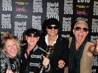 Sie räumten auch ab: Der deutschen Band "The Scorpions" ist die Freude über ihre Auszeichnung als "Rock Legend" deutlich anzusehen. Es ist bereits ihr dritter "World Music Award", den sie sich in Anwesenheit von Fürst Albert II. abholen durften. Glückwünsch!