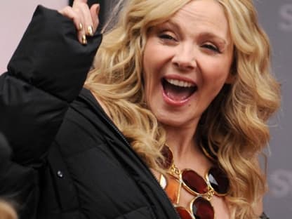 Kim Cattrall spielt die Rolle der Samantha Jones. Sie ist selbstbewusst, sexy und stark