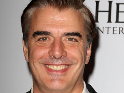 Chris Noth spielt Mr. Big. Jener Mann, der Carrie immer wieder das Herz zerbricht. Im ersten Teil des Film kommt es zum Happy-End. Mr. Big holt Carrie aus Paris ab. Im zweiten Teil gibt es wieder eine Krise. Ob sie trotzdem zusammenbleiben?