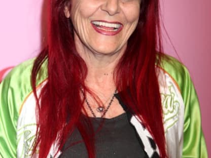 Die roten Haare sind ihr Markenzeichen: Patricia Field gehört zu den angesagtesten Stylisten. Außerdem eröffnete sie vor 44 Jahren ihre eigene Boutique in Manhatten, in der Stars wie Katy Perry, Lady GaGa oder Gwen Stefani ein und ausgehen 