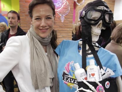 Schönes Erinnerungsfoto: Alexandra Neldel posiert mit dem "Kiehls"-Skelett, "Mr. Bones"