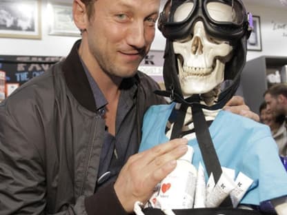 Cooles Duo: Schauspieler Wotan Wilke Möhring posiert mit "Mr. Bones", der inzwischen zum festen Bestandteil in jedem Store auf der ganzen Welt gehört 