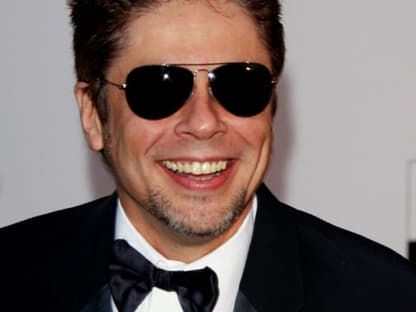 Benicio del Torro versteckt sich hinter einer dicken Brille. Ob wohl schon die ersten Müdigkeitserscheinungen sichtbar sind?