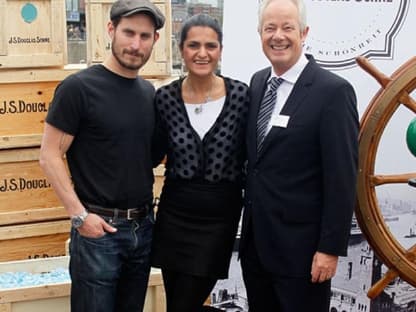 Clemens Schick, Leyla Piedayesh und Reiner Unkel (Vorstand Parfümerien Douglas) stellen sich fürs Foto auf