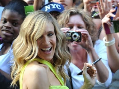 Das Warten hat ein Ende: Anfang der Woche feierte "Sex and the City 2" endlich Kino-Premiere. Wo? Natürlich im Big Apple! Neben Sarah Jessica Parker und ihren Schauspielkolleginnen kamen natürlich auch zahlreiche "SATC"-Promi-Fans nach New York. OK! zeigt die schönsten Bilder vom Abend