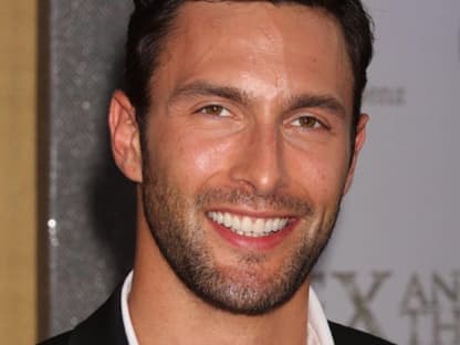 Noah Mills ist Samanthas neuer Toyboy. Auch im echten Leben ist er als Model und Womanizer unterwegs 