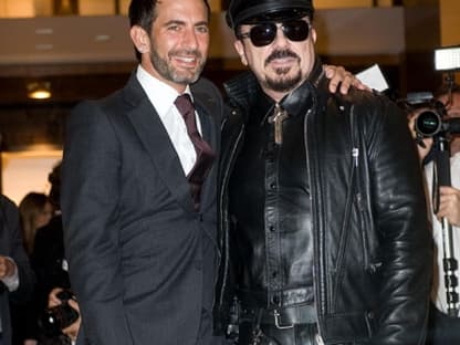 Louis Vuitton-Chefdesigner Marc Jacobs begrüßt Peter Marino