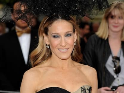 Wow, was für ein Kopfschmuck! Sarah Jessica Parker toppte das Outfit mit einer Kreation des Designers Philip Treacy