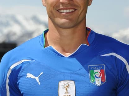 Fabio Cannavaro können wir in der Italienischen Nationalelf bewundern: Italien Der 36-jährige Abwehrspieler wird seine letzte WM spielen - schade eigentlich. Erhöht er doch seit Jahren den Sex-Faktor auf dem Fußballplatz. Sein Beuteschema: "Die schönsten Frauen kommen aus Indien und China. Das sind lebende Gottheiten", sagte der 
verheiratete dreifache Vater vor Kurzem