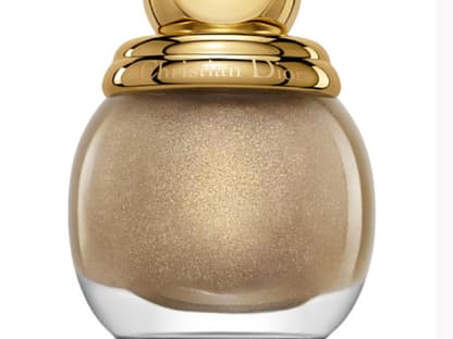 Der Nagellack "Diorific Vernis Diorling Nr. 207" von Dior, ca. 26 Euro,  limitiert, bringt einen schönen goldenen Schimmer auf die Nägel