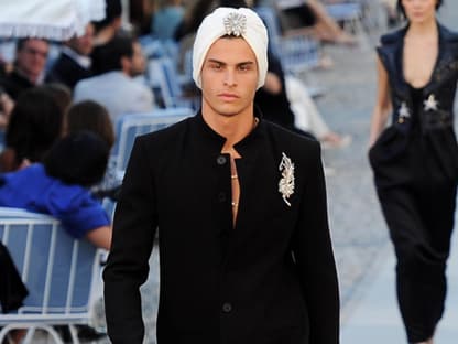 Nicht nur neben dem Laufsteg machte Baptiste Giabiconi eine gute Figur. Auf dem eleganten Catwalk präsentierte er die neuesten Chanel-Kreationen