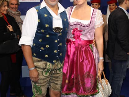 Von der Wiesn in München in den Norden in die O2 World Arena: Ex-Kicker Jimmy Hartwig mit Frau Stefanie