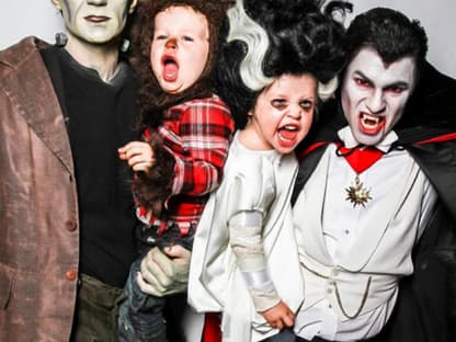 "HIMYM"-Star Neil Patrick Harris ist auch im Halloween-Fieber. Als Frankenstein klammert er seinen kleinen Werwolf an sich. Sein Partner David Burtka ist Dracula und beißt gleich den anderen Sohn...