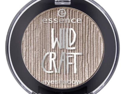 Für das dezente Augen Make-up einfach etwas goldig-schimmernden Lidschatten auf das bewegliche Lid und im inneren Augenwinkel auftragen. "Mono Eyeshadow 01 rosewood hood" von Essence, limitiert, ca. 2 Euro