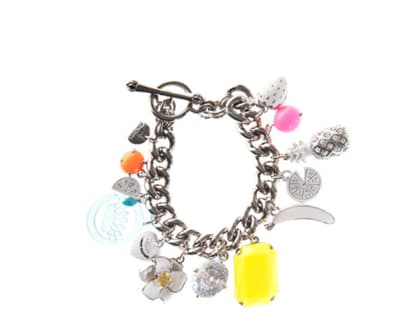 An diesem Armband hängen Erinnerungen. Gliederarmband mit bunten Charms von Juicy Couture über jades24.com, ca. 185 Euro