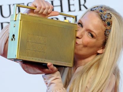 Küsschen: Charlotte Karlinder küsst das goldene Radio