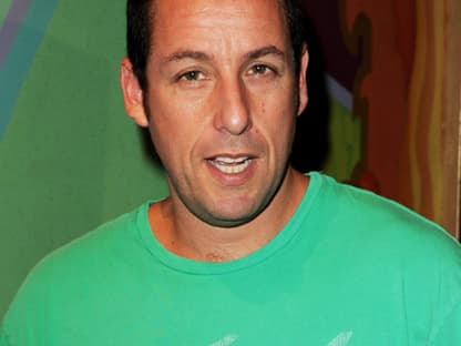 Hat gut zu lachen. Immerhin gibts 5,20 Gewinn pro Dollar Gage für Adam Sandler