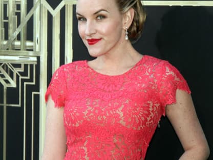 Kate Mulvany trug ein wunderschönes rotes Spitzenkleid