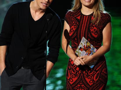 Paul Wesley und Erika Christensen halten eine Laudatio