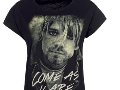 Der Urvater des Grunge war Messias einer ganzen Generation. Aber auch jetzt setzt man mit dem Kurt Cobain-Shirt ein Statement. Von Ann-Christin, ca. 15 Euro.
