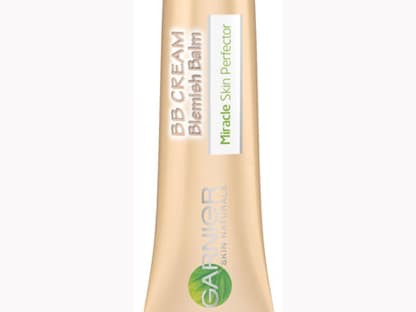 Speziell für die Augenpartie hat Garnier einen BB-Augen Roll-On entwickelt, der durch seine leichte Textur easy zu verteilen ist, Feuchtigkeit spendet und damit die Augen strahlen lässt. "Miracle Skin Perfector Augen Roll-On", 7 ml ca. 10 Euro