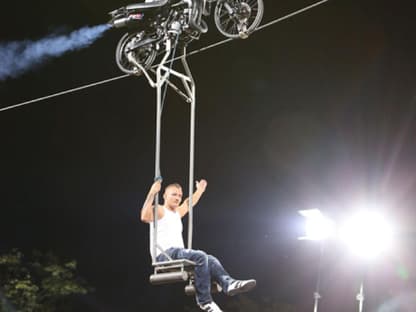 Spannung pur: Hochseil-Biker Dean Donnerstag und Kevin Prüfer aus Potsdam