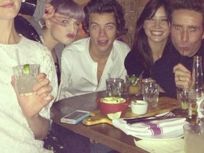 Alle umschwärmen Harry Styles von One Direction! Hier feiert Kelly Osbourne, Daisy Lowe & Nicholas Grimshaw Pixie Geldofs Geburtstag