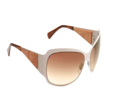 Sonnenbrille mit Holzakzenten 
am Bügel von Alexander 
McQueen, ca. 280 Euro