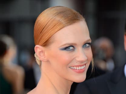 "Mad Men"-Star January Jones strahlt hier bei den´  Emmy-Awards in die Kamera. Die Schauspielerin überraschte mit einem glamourösen blauen Augen-Make-up. Wenn Sie den atemberaubenden Look von January nachstylen wollen, klicken Sie sich durch die Beauty-School von OK!