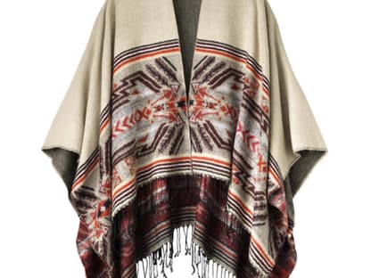 11. Juli 2012: Perfekt für laue Sommernächte: Strick-Poncho von Olsen, ca. 60 Euro