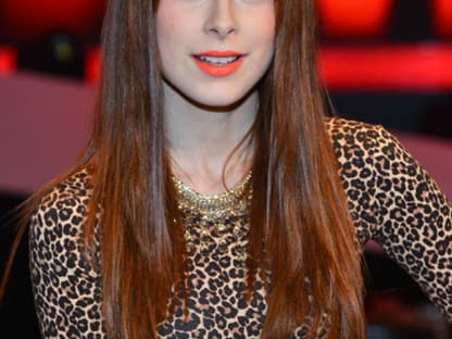 Neue Staffel, neuer Look: Zum Auftakt der diesjährigen "The Voice Kids"-Staffel präsentiert sich Jurorin Lena Meyer-Landrut als Pony-Trägerin. Die "Satellite"-Sängerin ist damit kaum wieder zu erkennen!