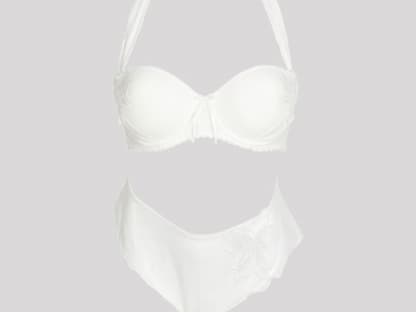 Purismus von Marie Jo: Neckholder-BH ca. 70 Euro, Panty ca. 35 Euro