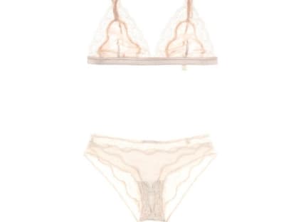 Dekorative Details wie Volants, kleine Schleifen und eingearbeitete Spitze verleihen den zarten Kreati´­onen eine verspielte Erotik und eine Prise Nostalgie.
Transparente Spitze von Stella McCartney, BH ca. 125 Euro, Slip ca. 65 Euro