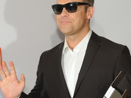 Cool mit Brille: Ob Robbie Williams die letzte Nacht zu doll gefeiert hat?