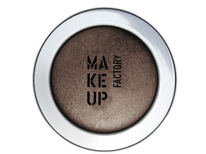 Damit das Augen-Make-up zum absoluten Hingucker wird, arbeitet man am besten mit Pinseln. Zuerst tragen wir auf dem gesamten beweglichen Lid und in der Lidfalte den gold-braunen Lidschatten auf. "Eyeshadow Mono Nr. 15" von Make up Factory, ca. 14 Euro