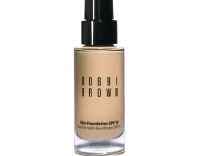 Make-up
"Skin Founda´­tion SPF 15 - Porcelain" von Bobbi Brown, ca. 40 Euro