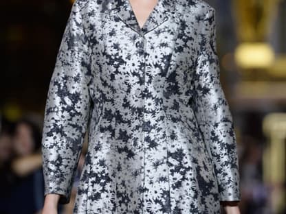 Frühlingsgefühle: Blumen überall, wohin das Auge schaut. Das neue Trendmuster eignet sich ideal, um sich auf den Frühling einzustimmen. Auch Cara präsentiert das angesagte Blumenmuster auf der Pariser Fashionshow von Stella McCartney.