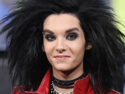 Schock: 2008 erkrankt Bill Kaulitz an einer Rachenentzündung. Es hatten sich Knötchen auf seiner Stimmbändern gebildet - er bekommt ein mehrtägiges Sprechverbot. Fans weltweit haben Angst um die Karriere der Band