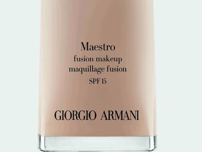 Die Grundlage für den süßen Look der 26-Jährigen ist eine gute Foundation, die die Haut parallel pflegt, wie z. B. die ''Maestro Fusion Make Up'' von Giorgio Armani,´  30 ml, ca. 60 Euro