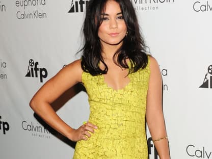 Vanessa Hudgens in einer strahlend gelben Robe von Calvin Klein. Die Schauspielerin tanzte bis in die frühen Morgenstunden