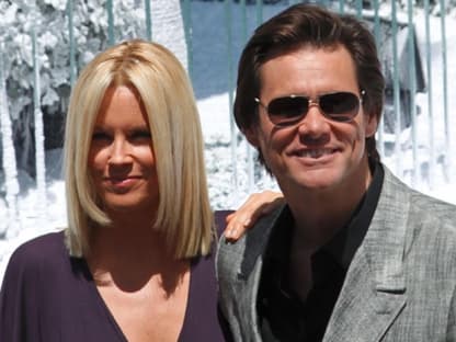 Schnee in Cannes! Zur Präsentation des Weihnachtsfilms "A Christmas Carol" ließ man Kunstschnee rieseln. Hauptdarsteller Jim Carrey und seine Freundin Jenny McCarthy hatten ihren Spaß