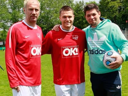 Ex-Fußballprofi Sergej Barbarez, Eishockey-Star Alexander Dotzler (Hamburg Freezers) und TV-Koch Tim Mälzer stellen sich für ein Erinnerungsfoto auf